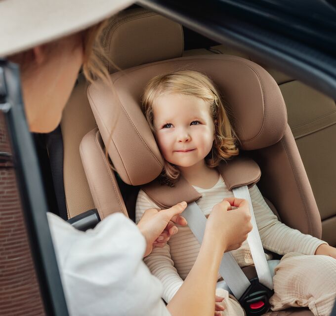 Mamma sp&auml;nner fast sitt barn med 5-punktssele i ADVANSAFIX PRO bilbarnstol.